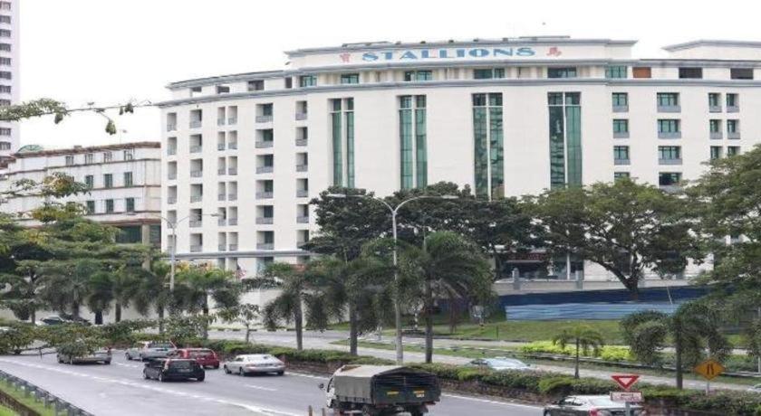 Stallions Suites Penang Jelutong Eksteriør billede