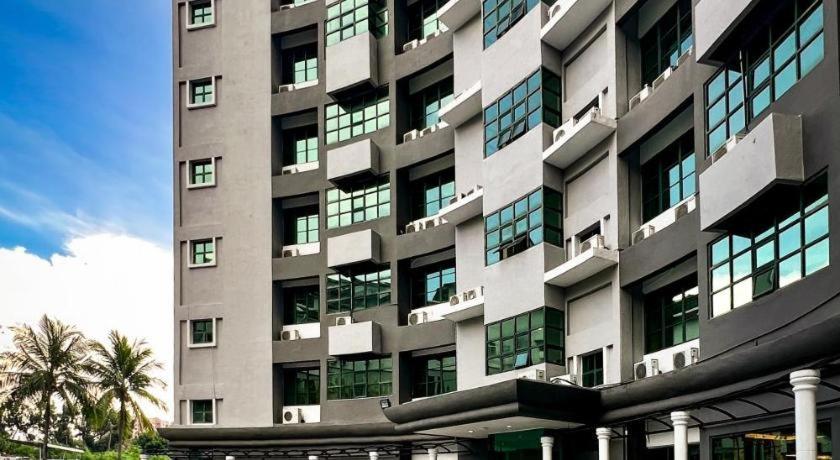 Stallions Suites Penang Jelutong Eksteriør billede