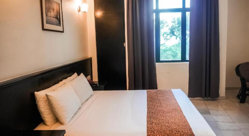 Stallions Suites Penang Jelutong Eksteriør billede