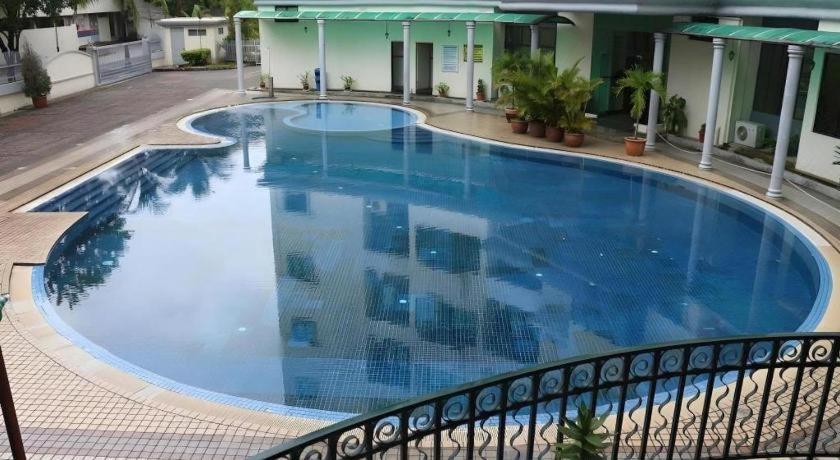 Stallions Suites Penang Jelutong Eksteriør billede