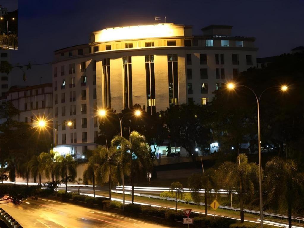 Stallions Suites Penang Jelutong Eksteriør billede